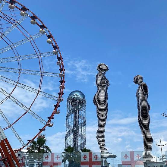 Ali & Nino moving statue — Batumi